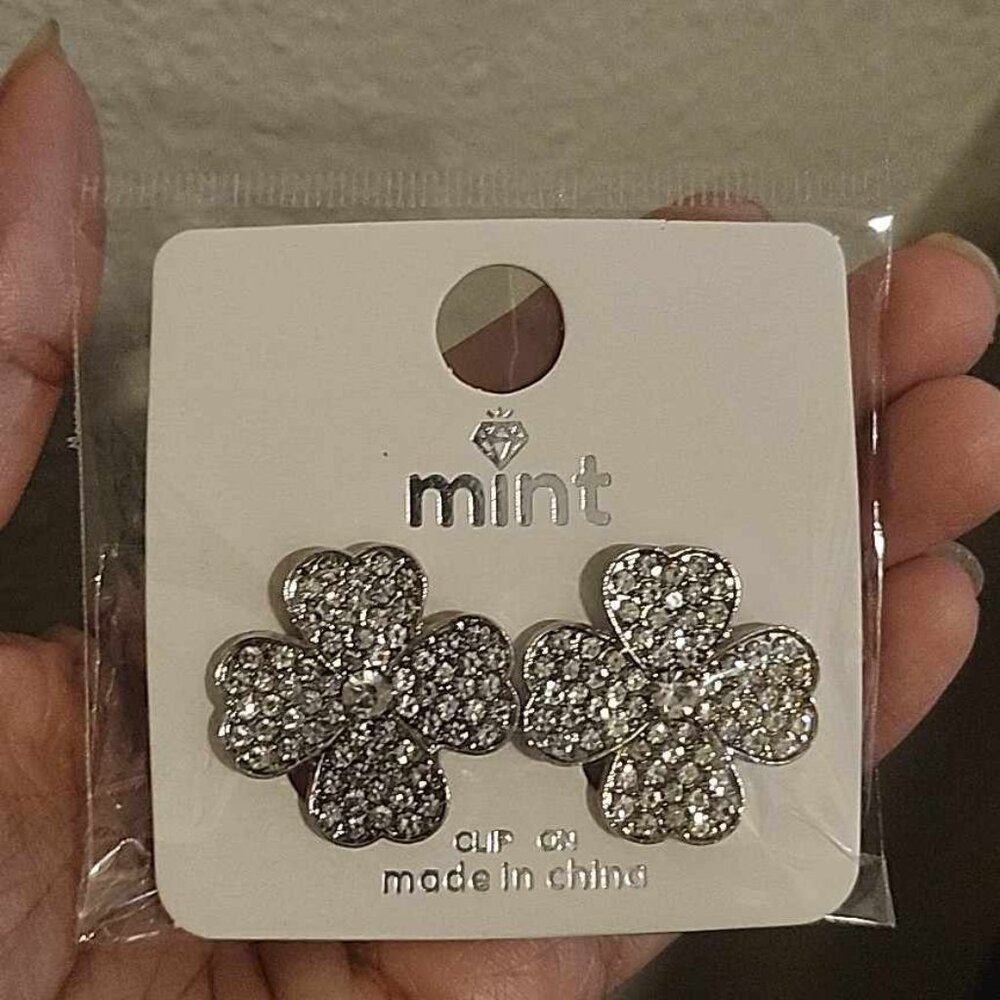 🍀 clip on earrings